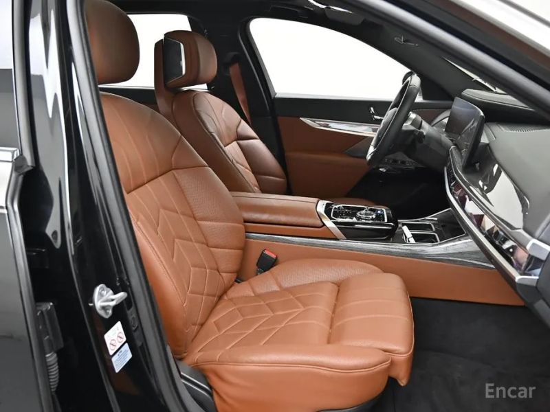 BMW i7