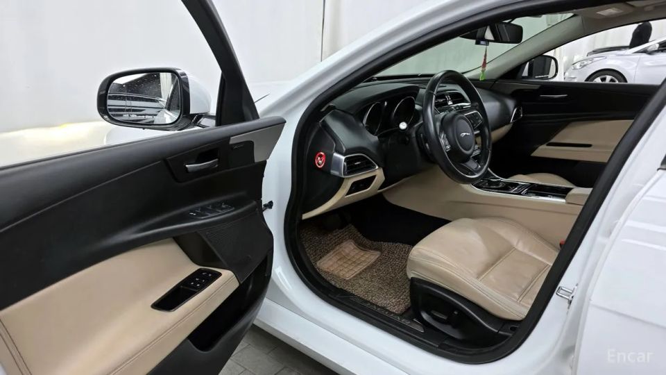 Jaguar XE