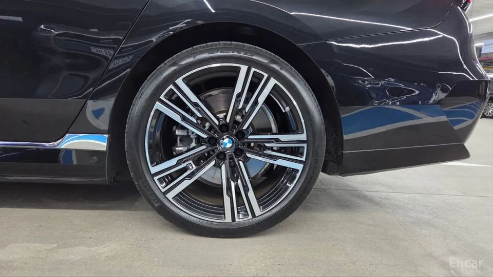 BMW i7