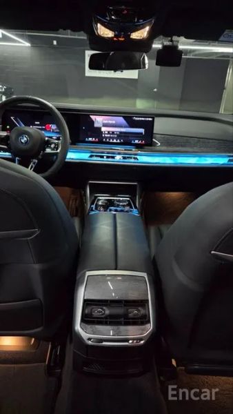 BMW i7