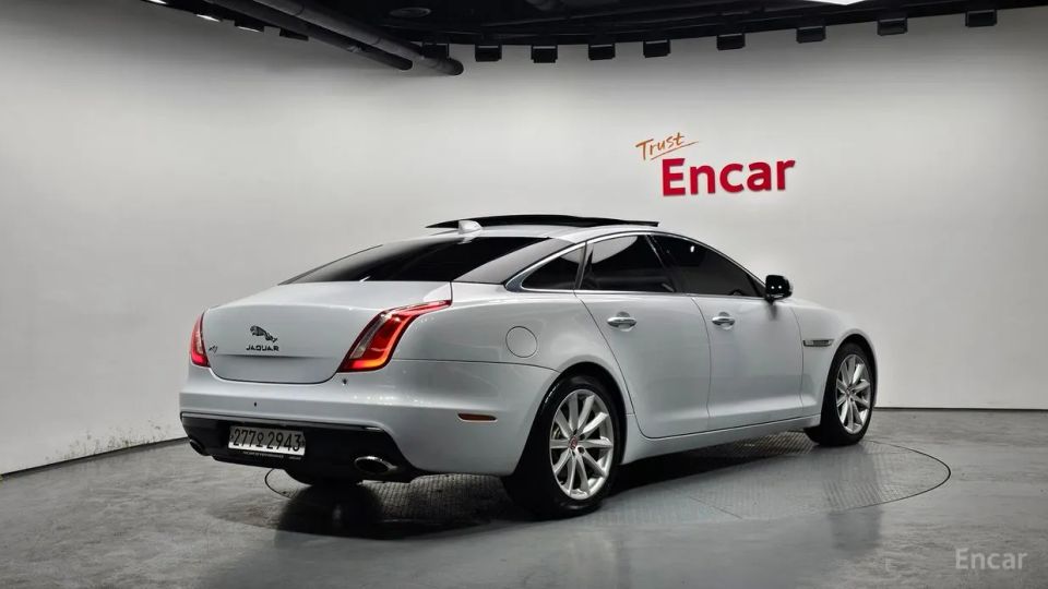 Jaguar XJ