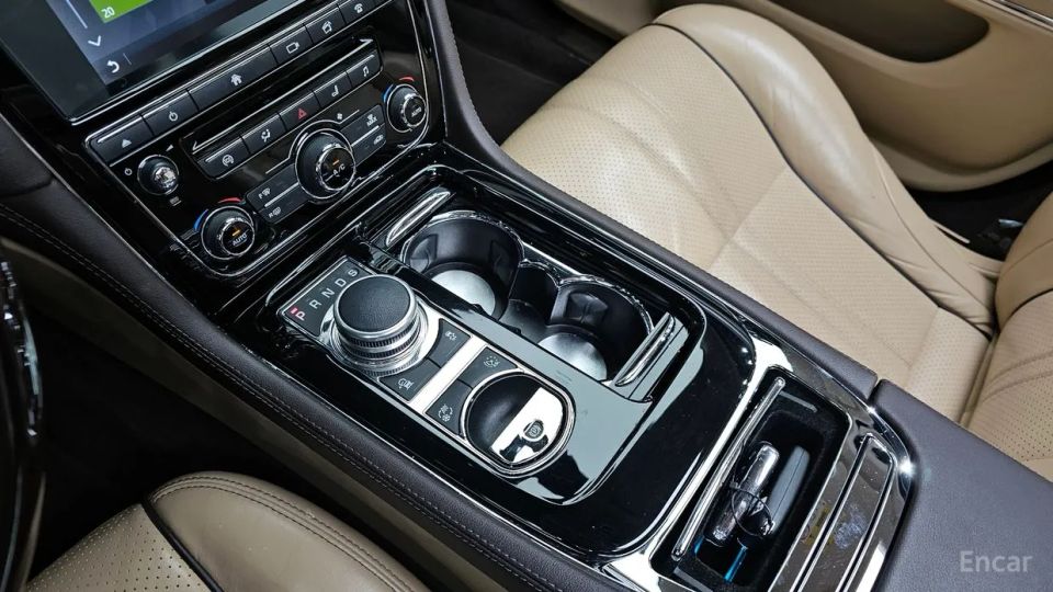 Jaguar XJ