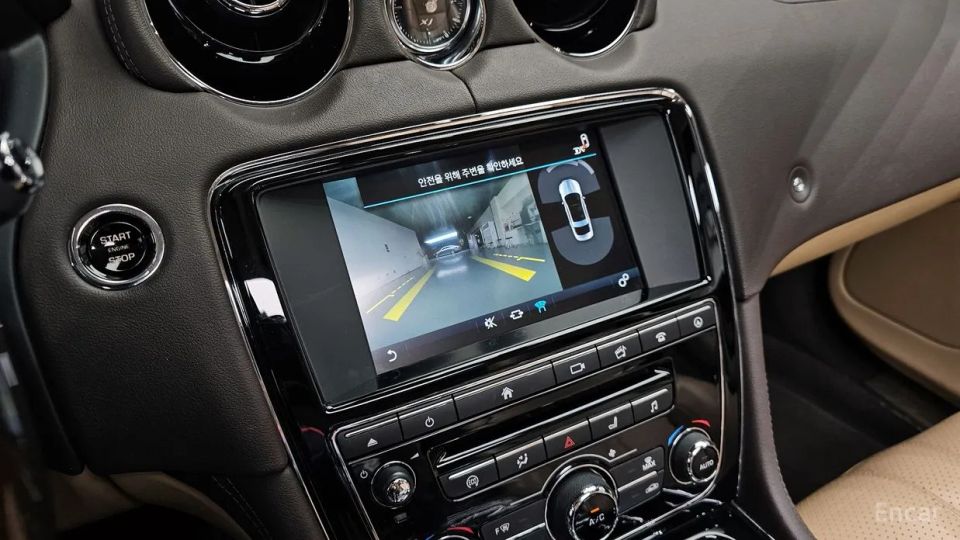 Jaguar XJ