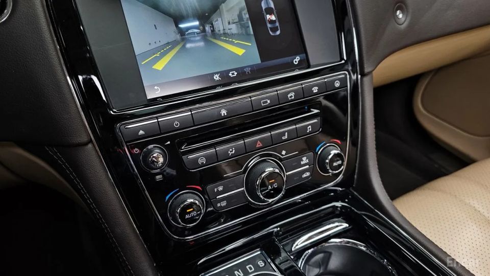 Jaguar XJ
