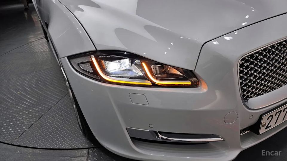 Jaguar XJ