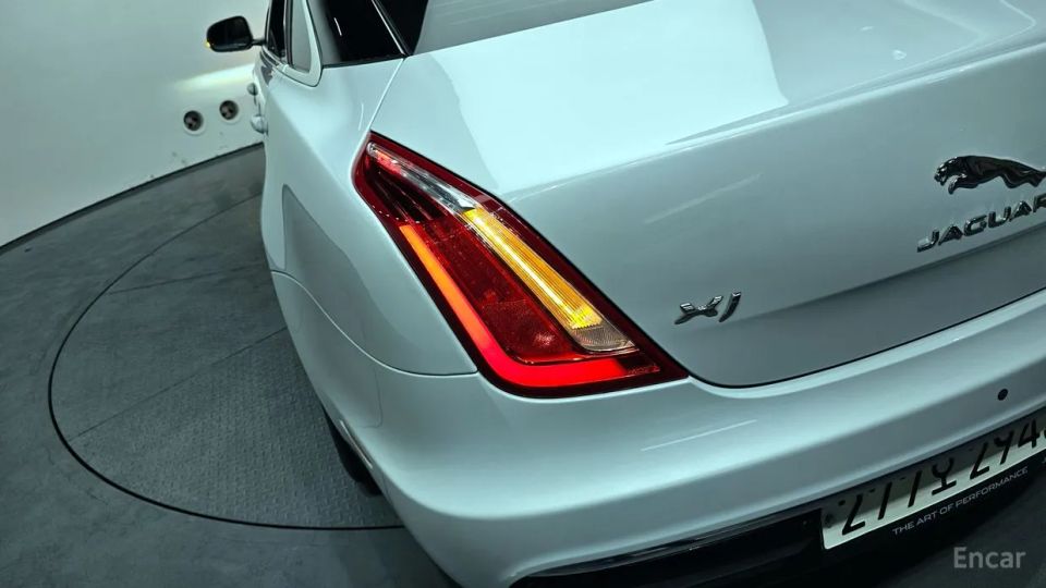Jaguar XJ