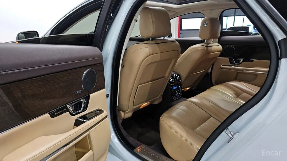 Jaguar XJ