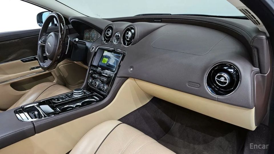 Jaguar XJ