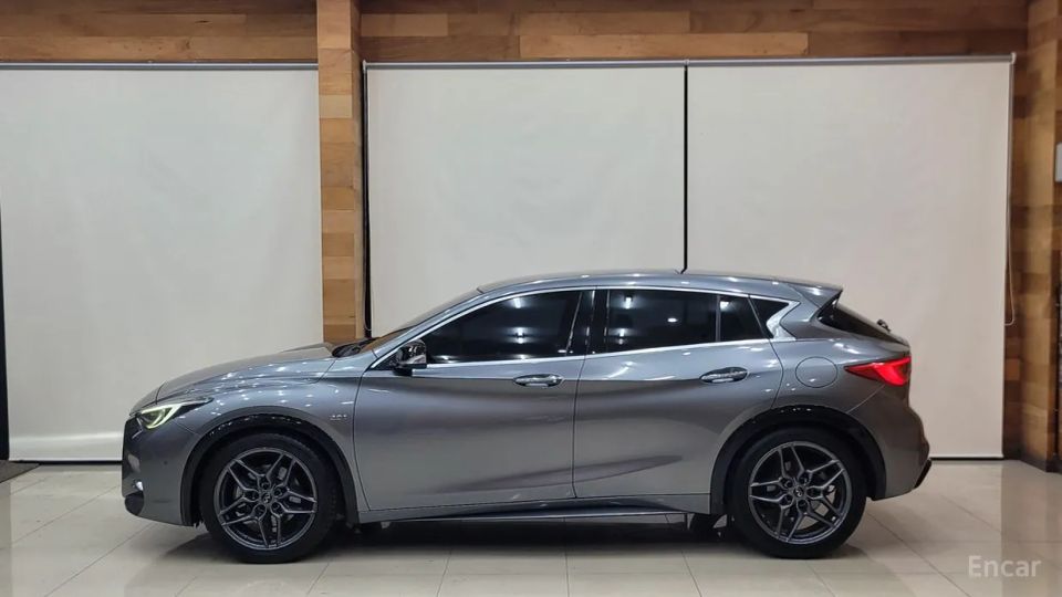 Infiniti Q30