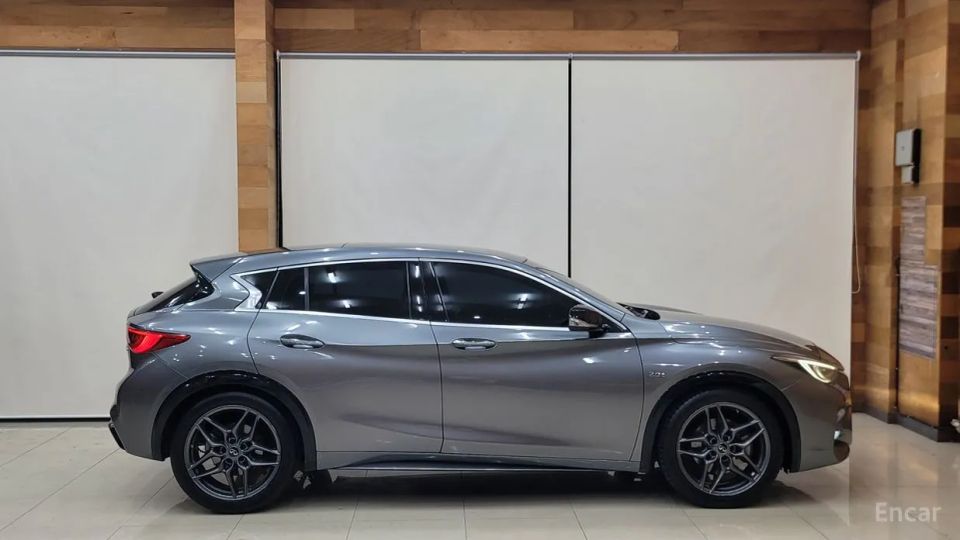 Infiniti Q30