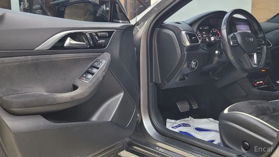 Infiniti Q30