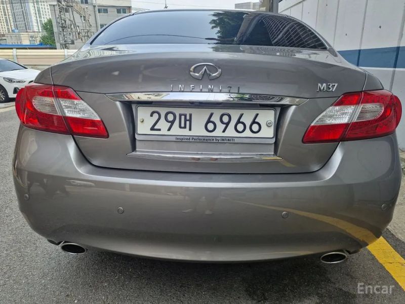 Infiniti M