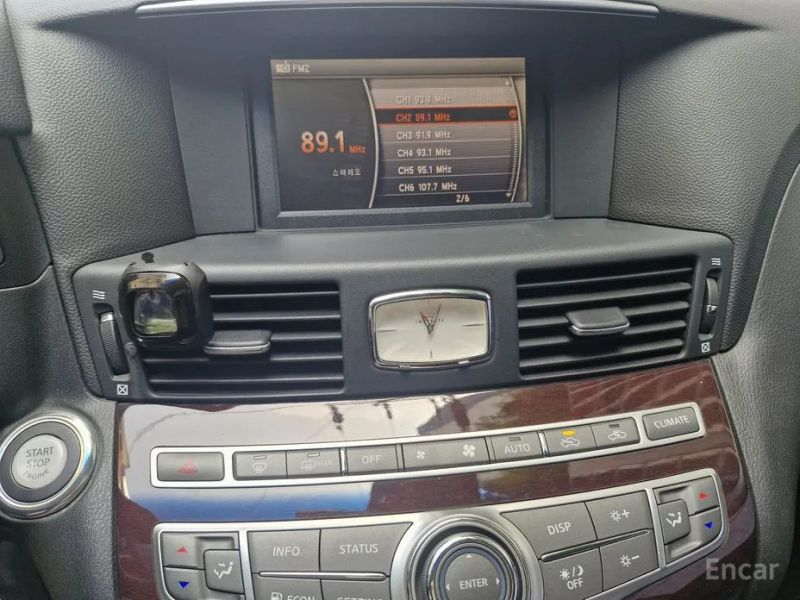 Infiniti M