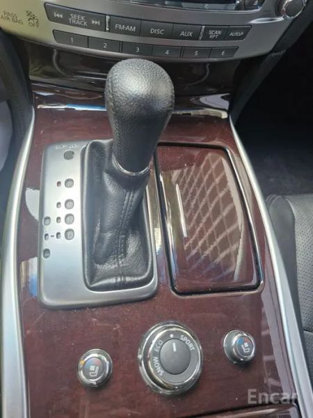 Infiniti M