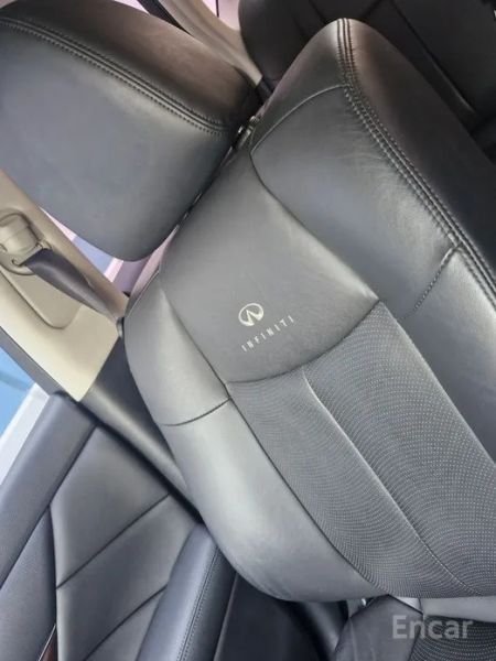 Infiniti M