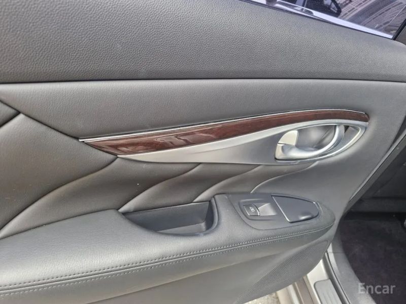 Infiniti M
