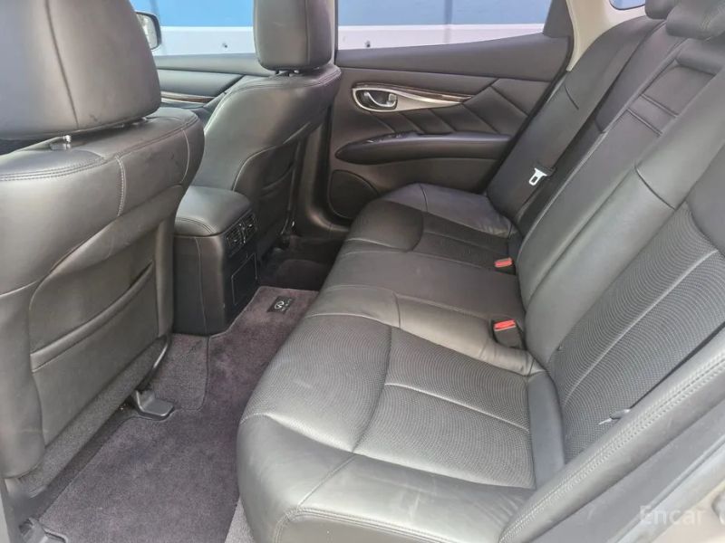 Infiniti M