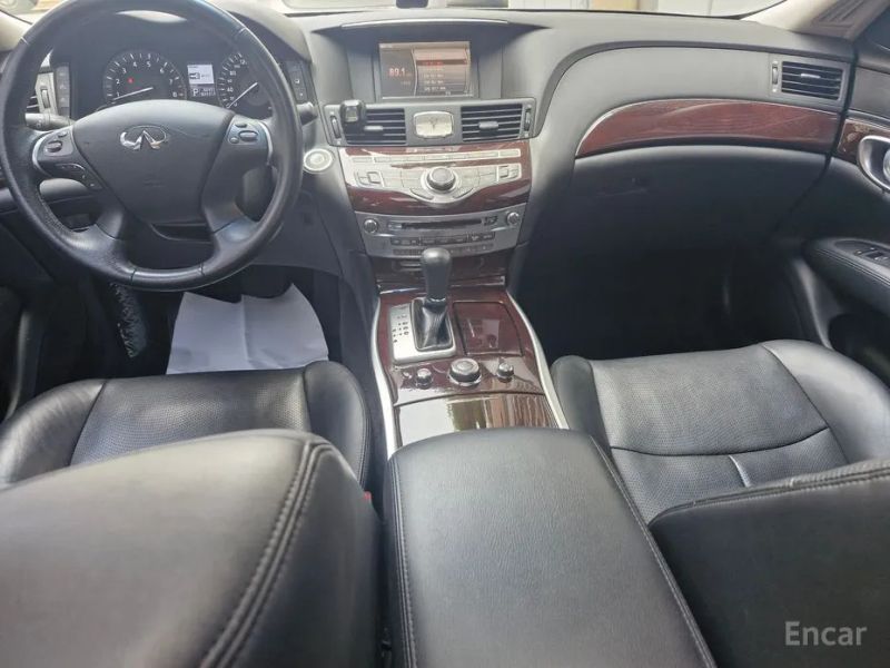 Infiniti M