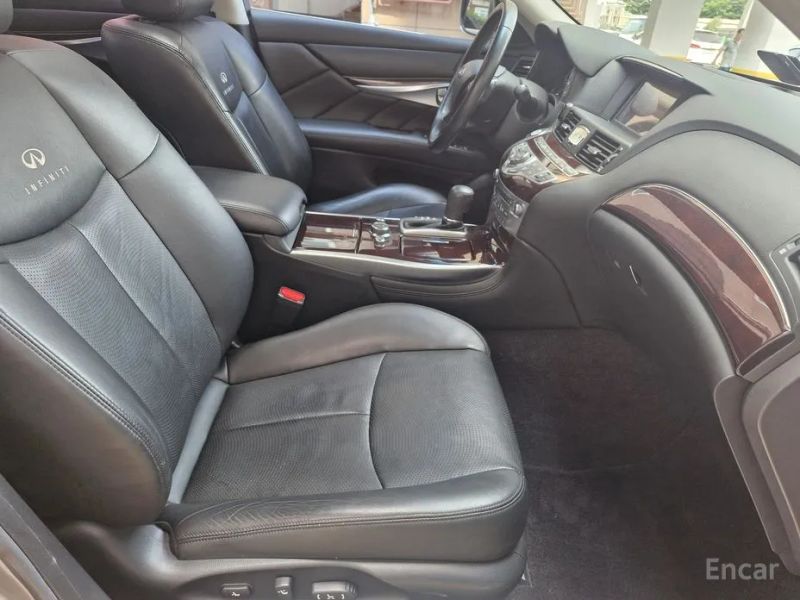 Infiniti M