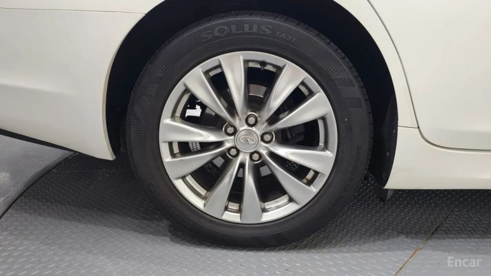 Infiniti M