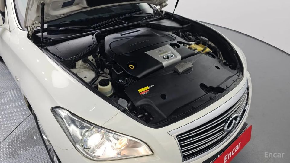 Infiniti M