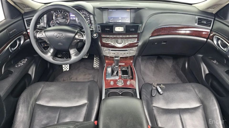 Infiniti M
