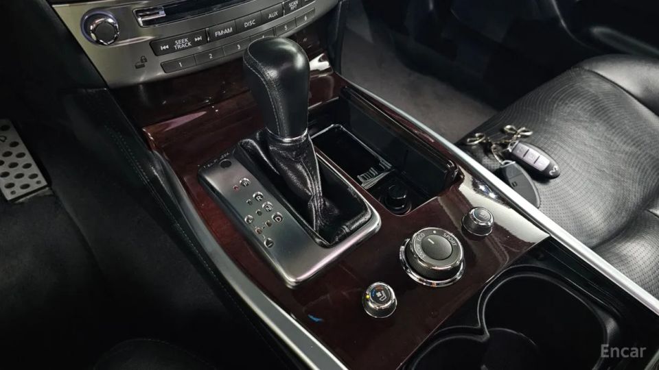 Infiniti M