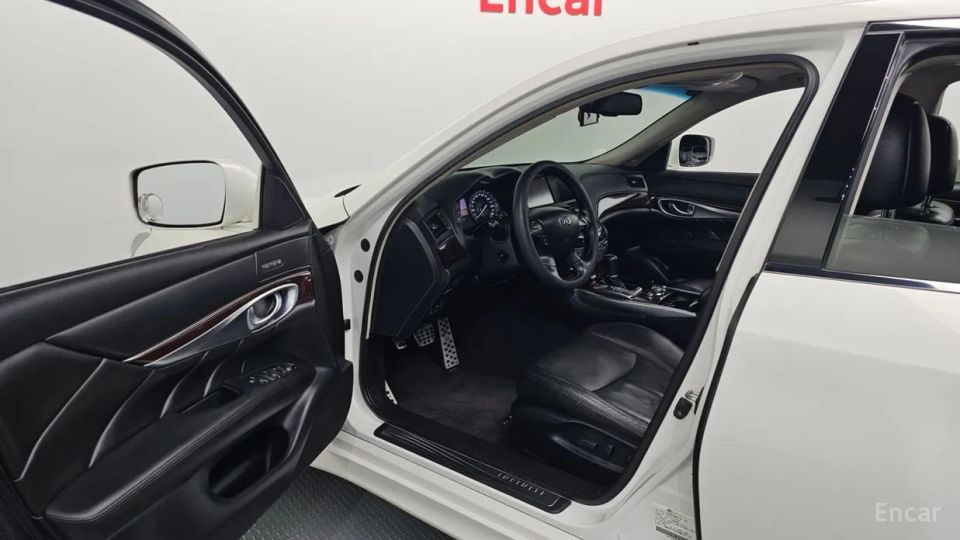 Infiniti M