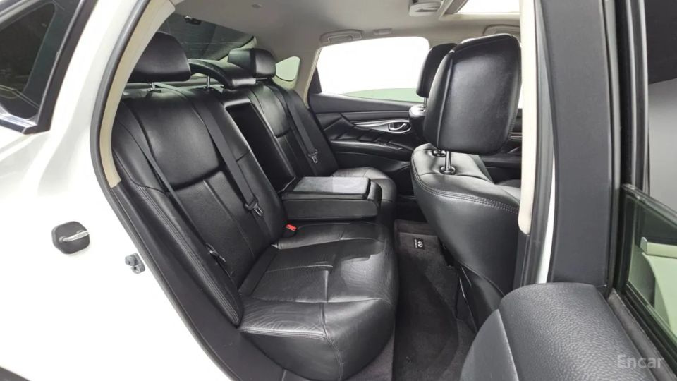 Infiniti M