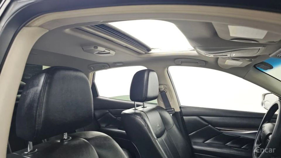 Infiniti M