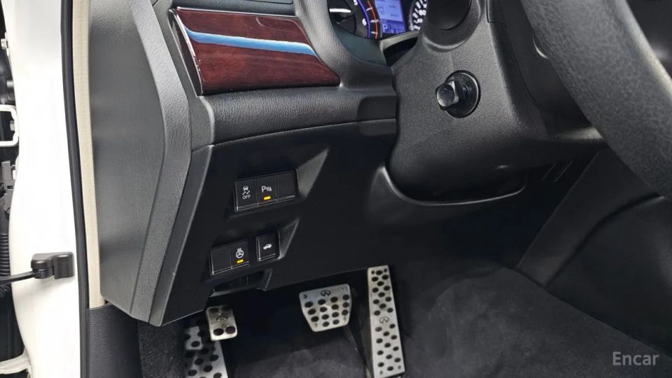 Infiniti M