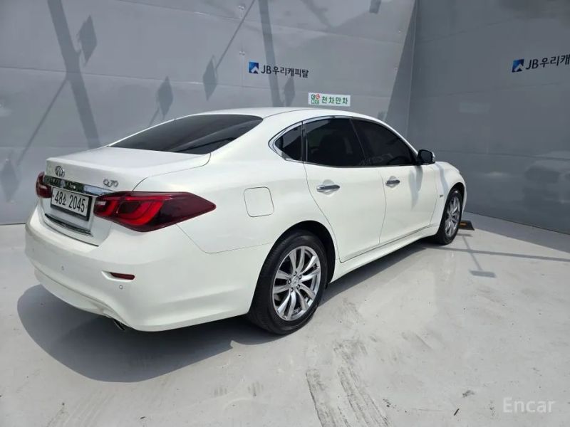 Infiniti Q70