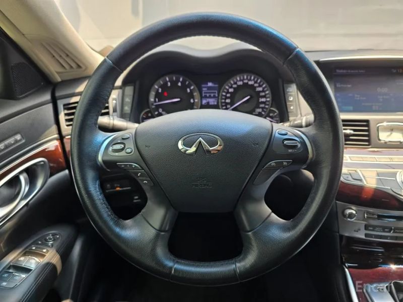 Infiniti Q70