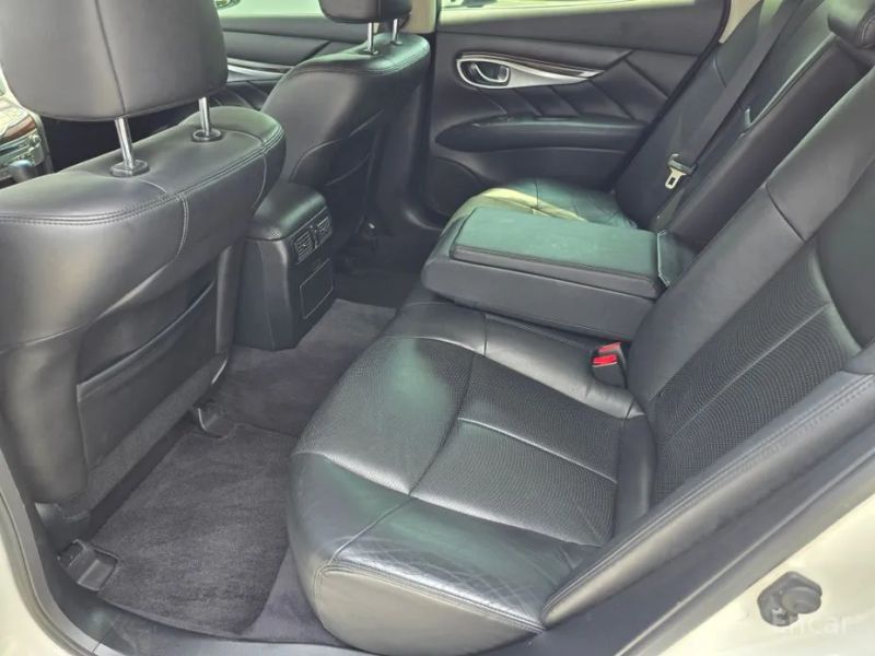 Infiniti Q70