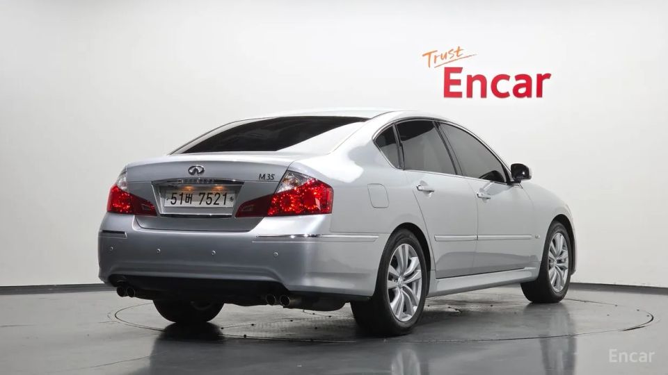Infiniti M