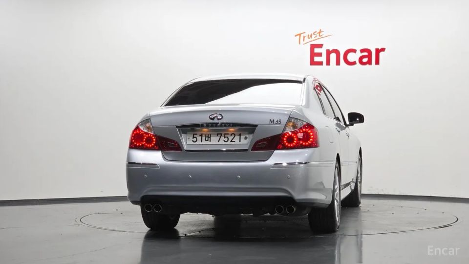 Infiniti M