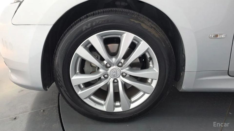 Infiniti M