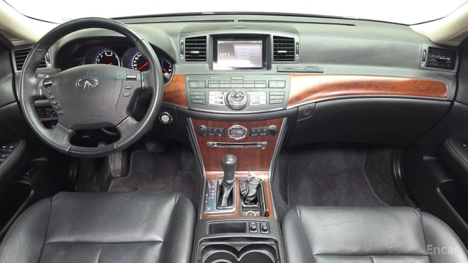 Infiniti M