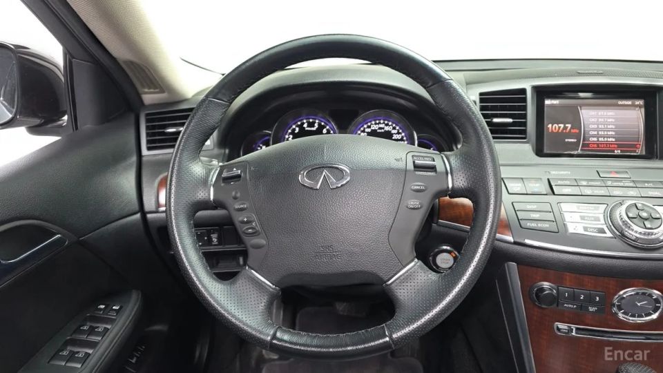 Infiniti M