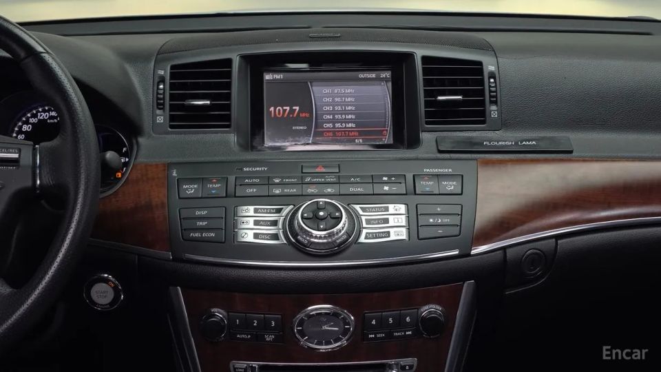 Infiniti M