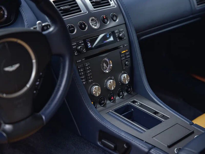 Aston-martin v8_vantage