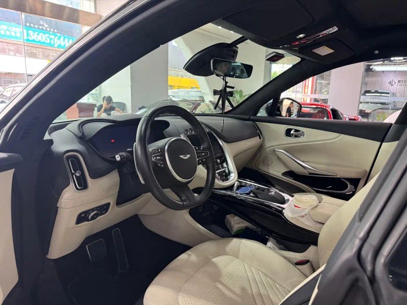 Aston-martin dbx