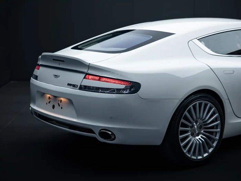 Aston-martin coupe