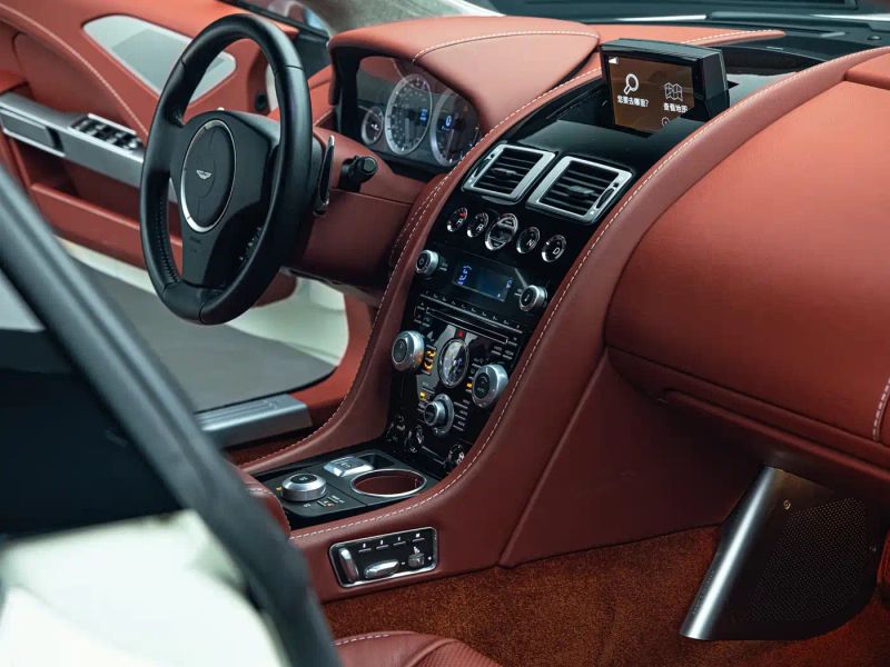 Aston-martin coupe