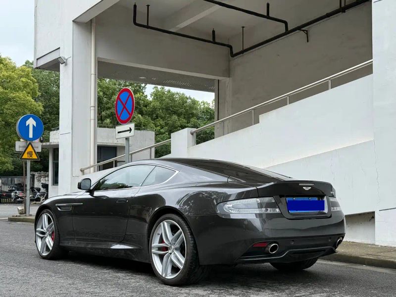 Aston-martin db
