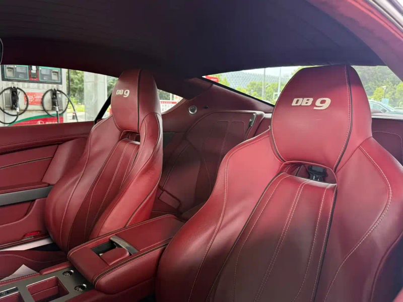 Aston-martin db