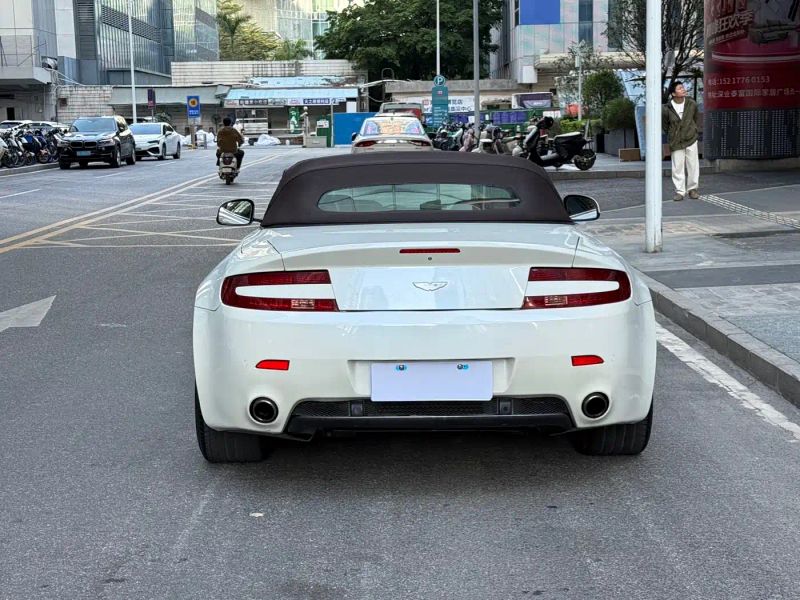 Aston-martin v8_vantage