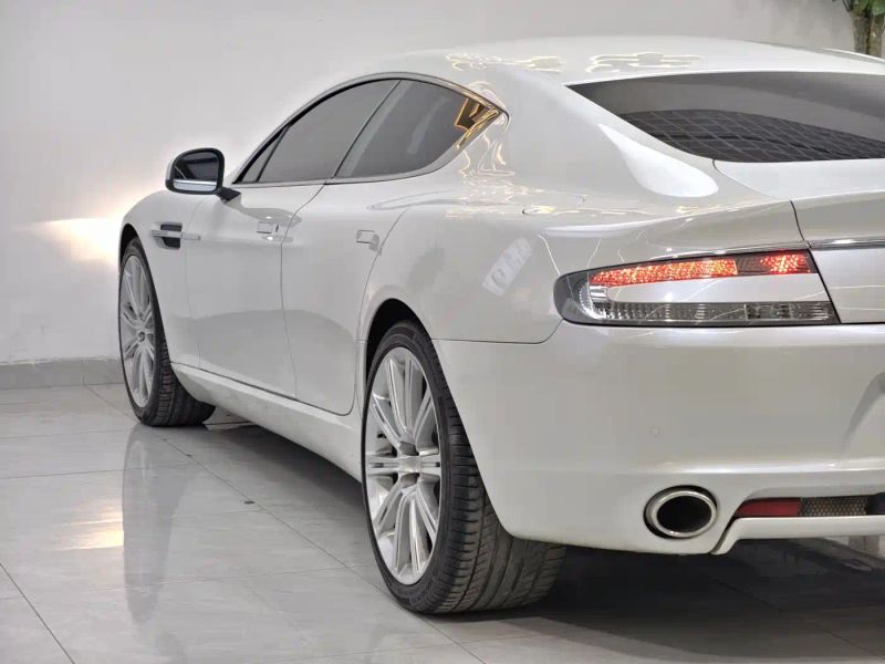 Aston-martin coupe