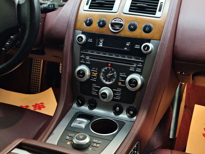 Aston-martin coupe