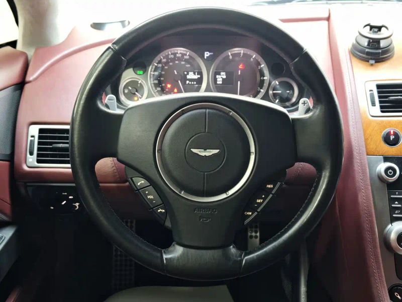 Aston-martin coupe